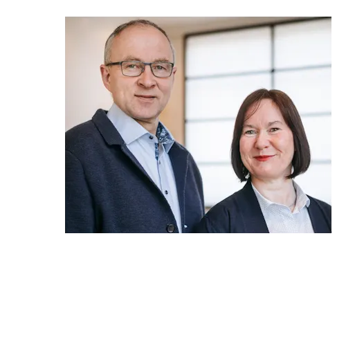 Das Geschäftsführer-Ehepaar Achim und Kerstin Laabs steht vor einem Fenster in der firmeneigenen Badausstellung in Potsdam-Drewitz.